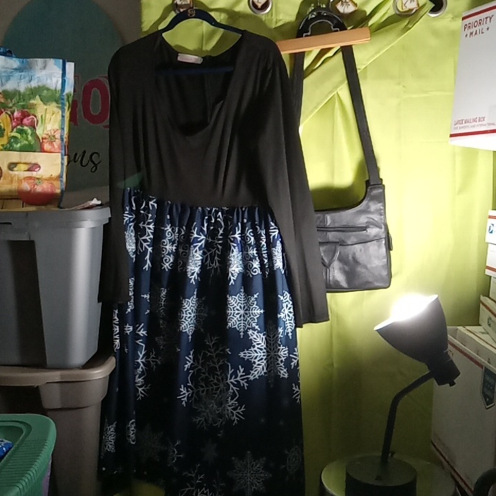 3xl Snowflake design on bottom. Lightweight. So cute